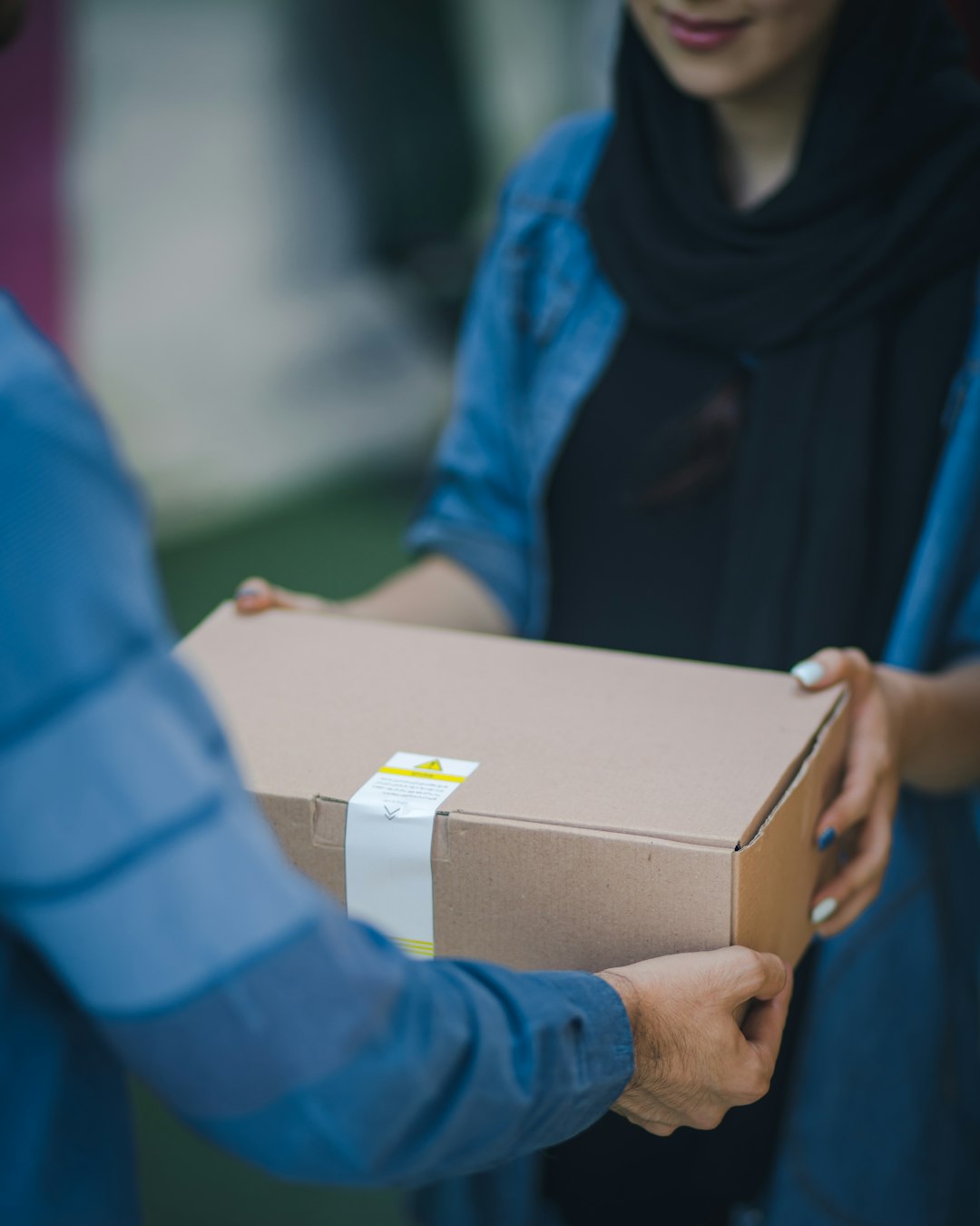 Box 1: پلمپ محرمانگی
رز باکس - تجربه ای متفاوت و لذت بخش از خرید محصولات بهداشتی دوران قاعدگی

رز باکس چی هست؟
رزباکس یک روش جدید خرید محصولات بهداشتی است. ما تلاش کرده ایم محصولی بسازیم که تجربه‌ی خریدهای دوره‌ای و بهداشتی را بهبود دهیم. این محصول علاوه بر شامل بودن محصولات دوران قاعدگی، چیزهای دیگری دارد که باعث راحتی بیشتر در دوران پریود می‌شود.